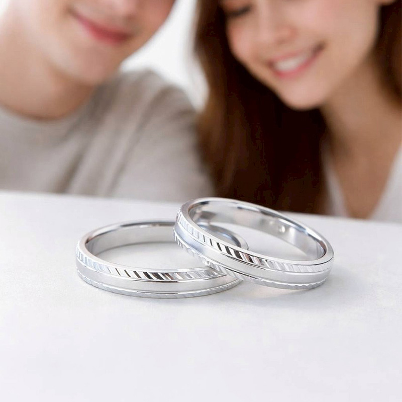 結婚指輪を選ぶふたり