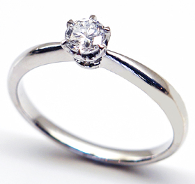 シンプルなストレートラインという婚約指輪として最も定着しているデザインです。 永遠に受け継がれるデザインといえるでしょう。