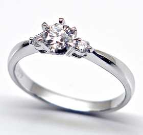 メインダイヤモンドの両脇に小粒のダイヤモンドを配置した、流行に左右されないデザインです。