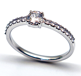 シンプルなストレートラインという婚約指輪として最も定着しているデザインです。永遠に受け継がれるデザインといえるでしょう。