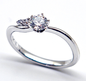 最近の人気は片側にだけダイヤモンドを配置したデザインです。このリングもとってもかわいいです。