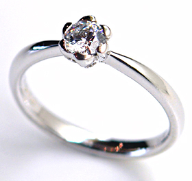 ダイヤモンドを留める爪がお花のようなデザインのリングです。