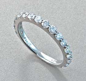 ダイヤモンドのシルエットが綺麗なスタンダード エタニティーリングです。高品質のダイヤモンドをちりばめました。 
Pt900 0.74ｃｔ